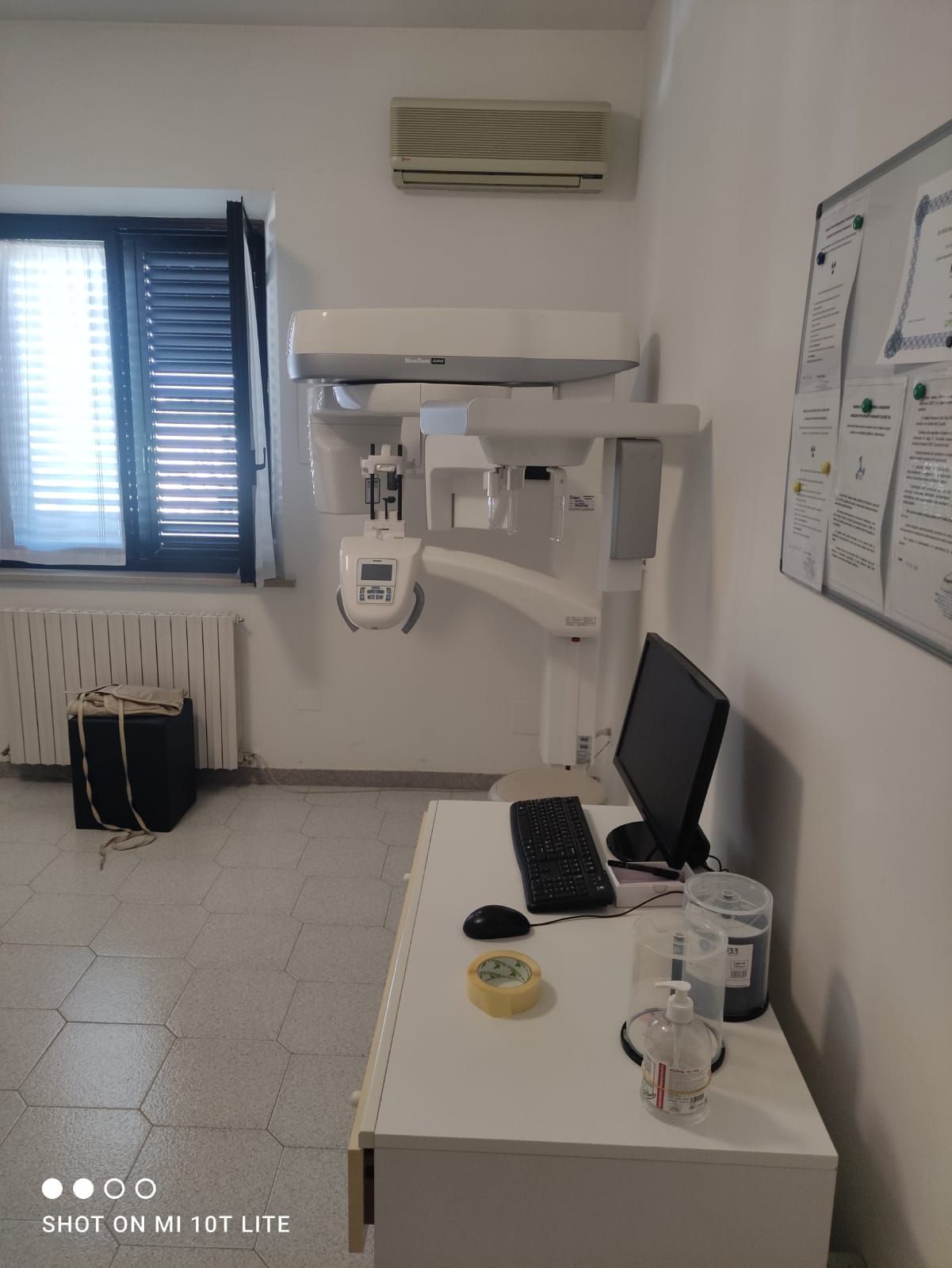 Studio dentistico con macchina radiologica