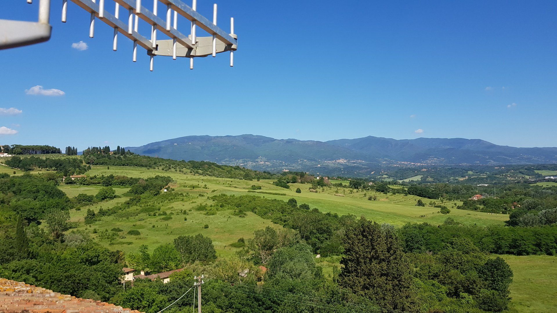 antenna su un tetto alto con vista