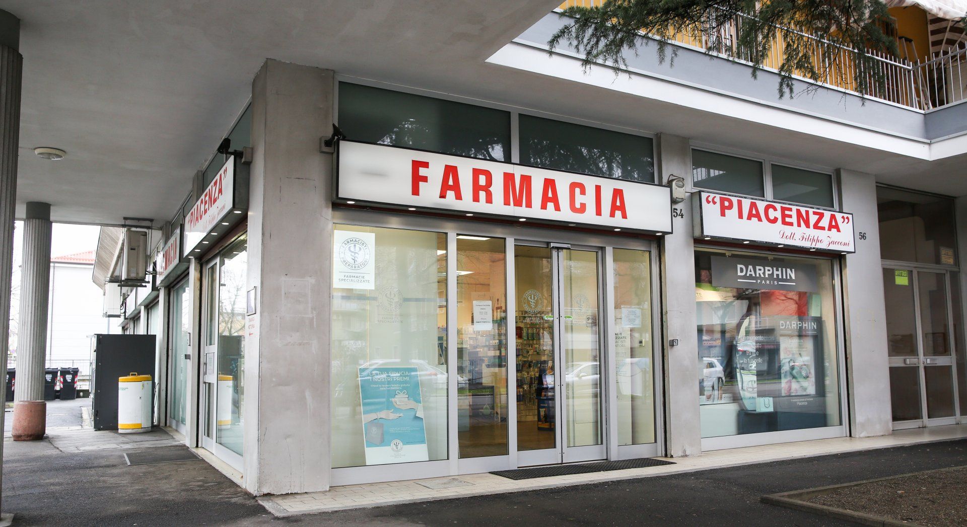 vetrina farmacia