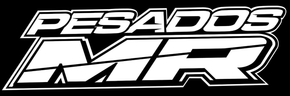 Logotipo blanco “PESADOS MR” sobre fondo negro