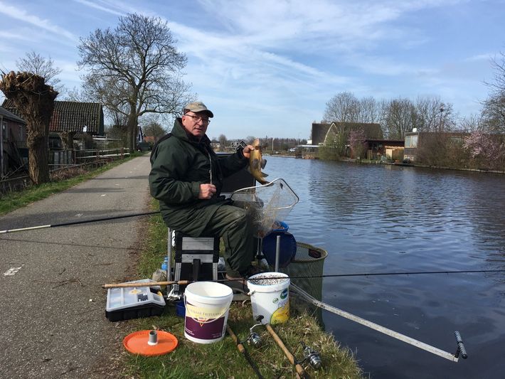 Afbeelding van visser aan de Oude Rijn bij Woerden