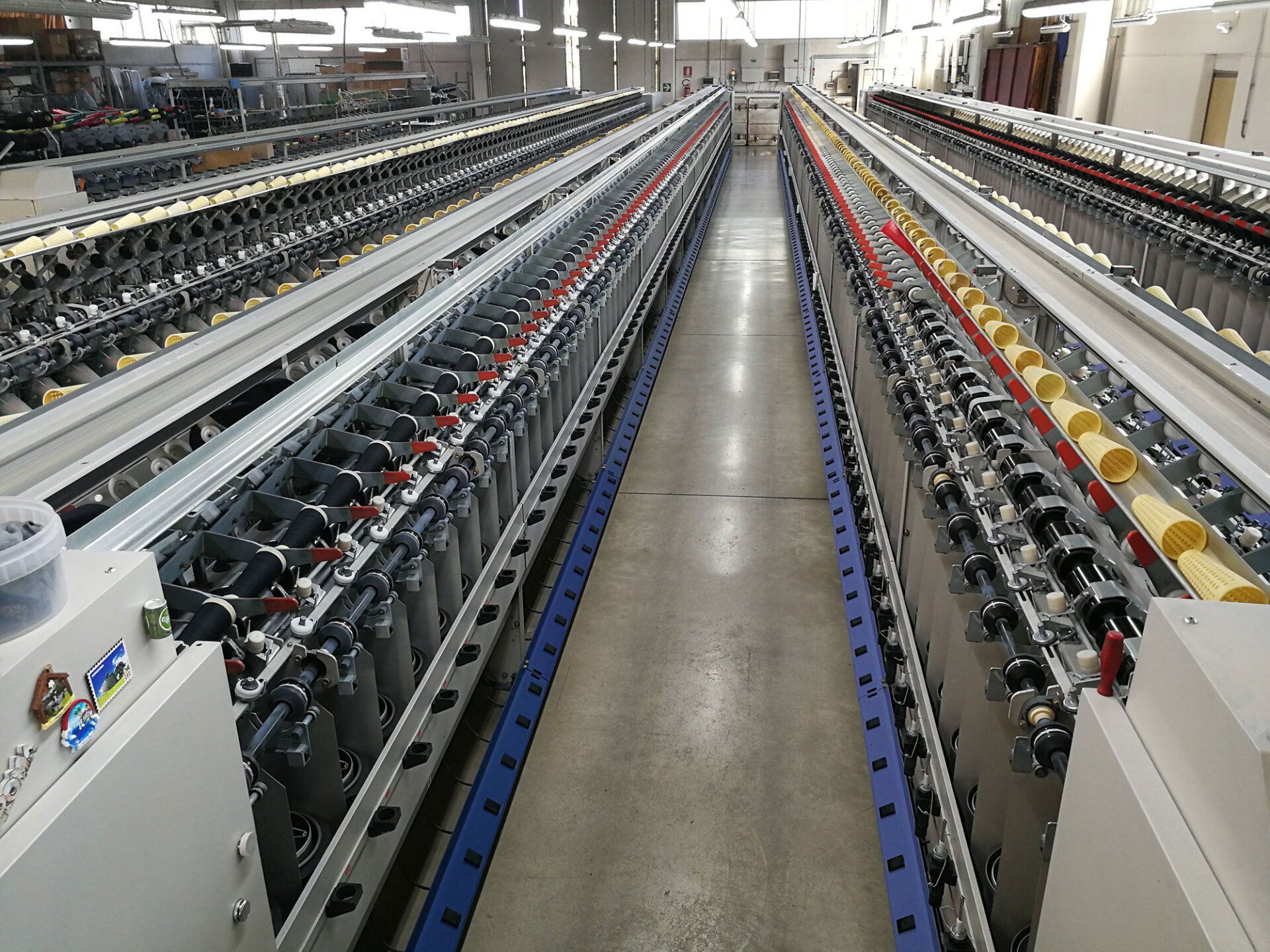 azienda tessile con macchinari di ultima generazione