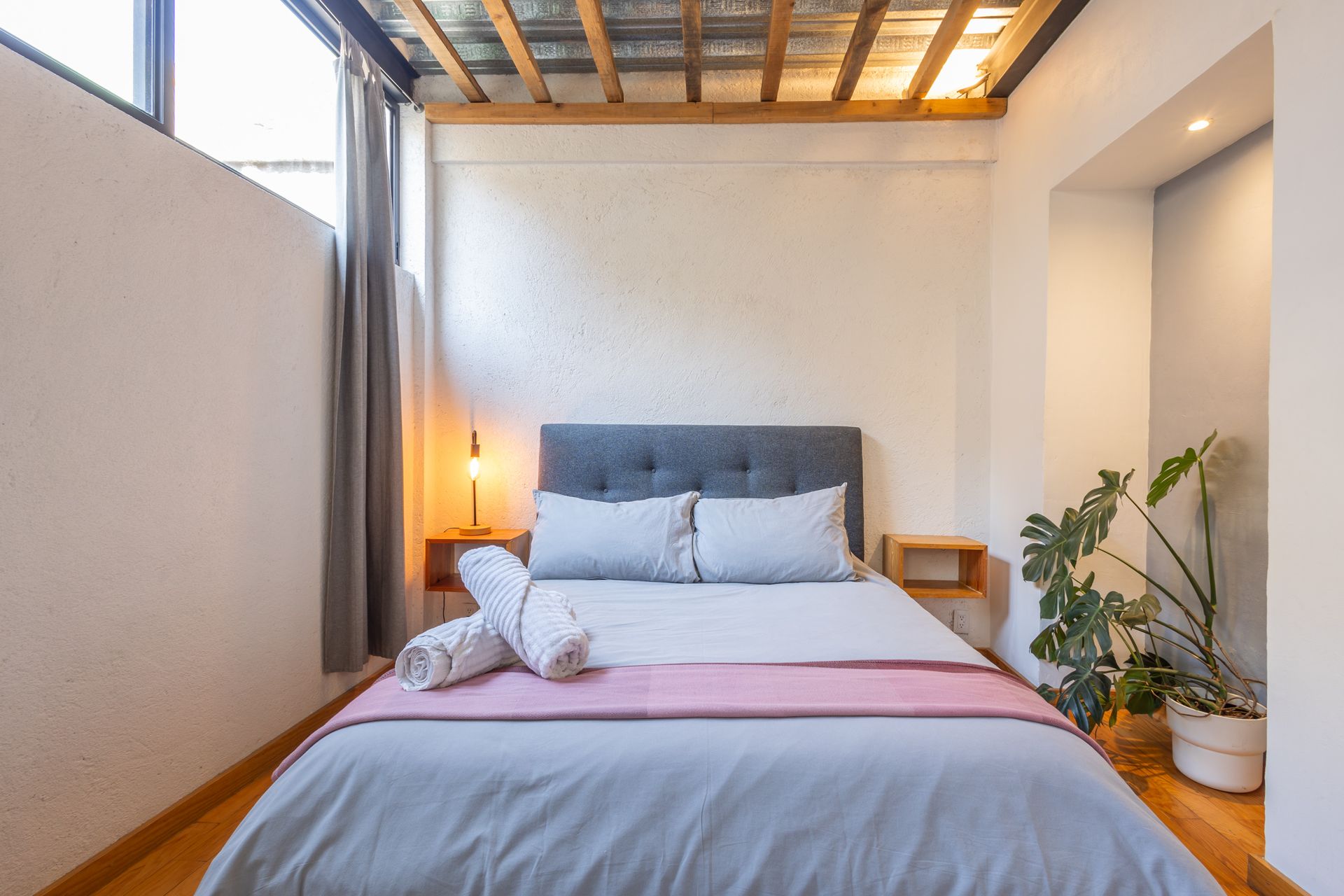 Un comedor con una mesa y sillas y una alfombra.