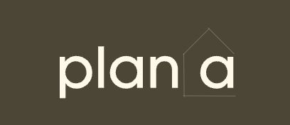 Logo: „Plan A“ in weißer Schrift auf braunem Hintergrund, mit einer Hausumrisszeichnung auf dem Buchstaben „a“.
