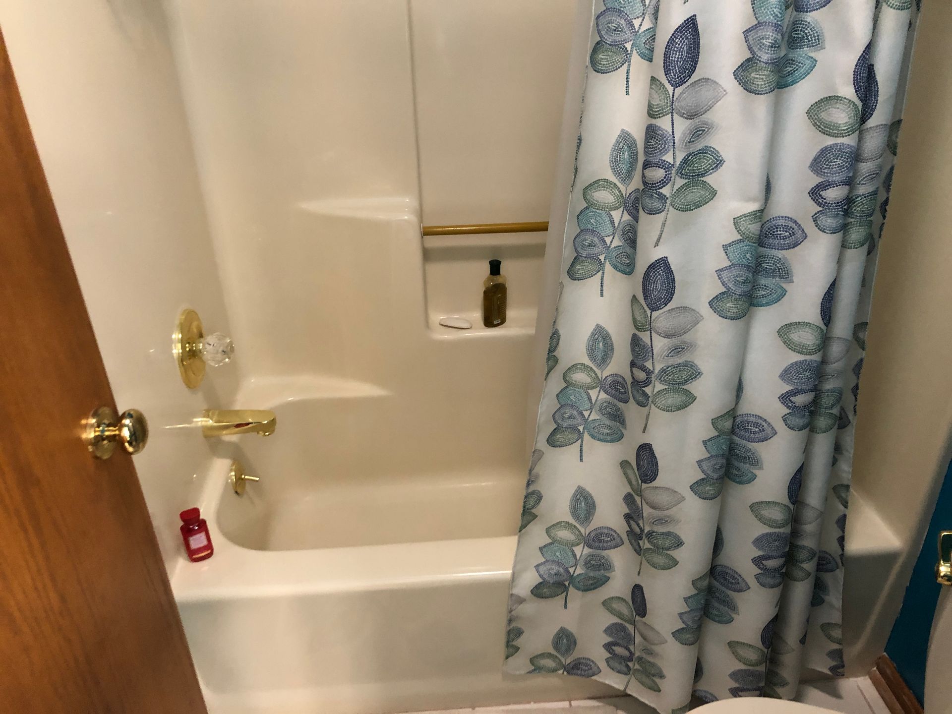 A bathroom with a bathtub and a shower curtain