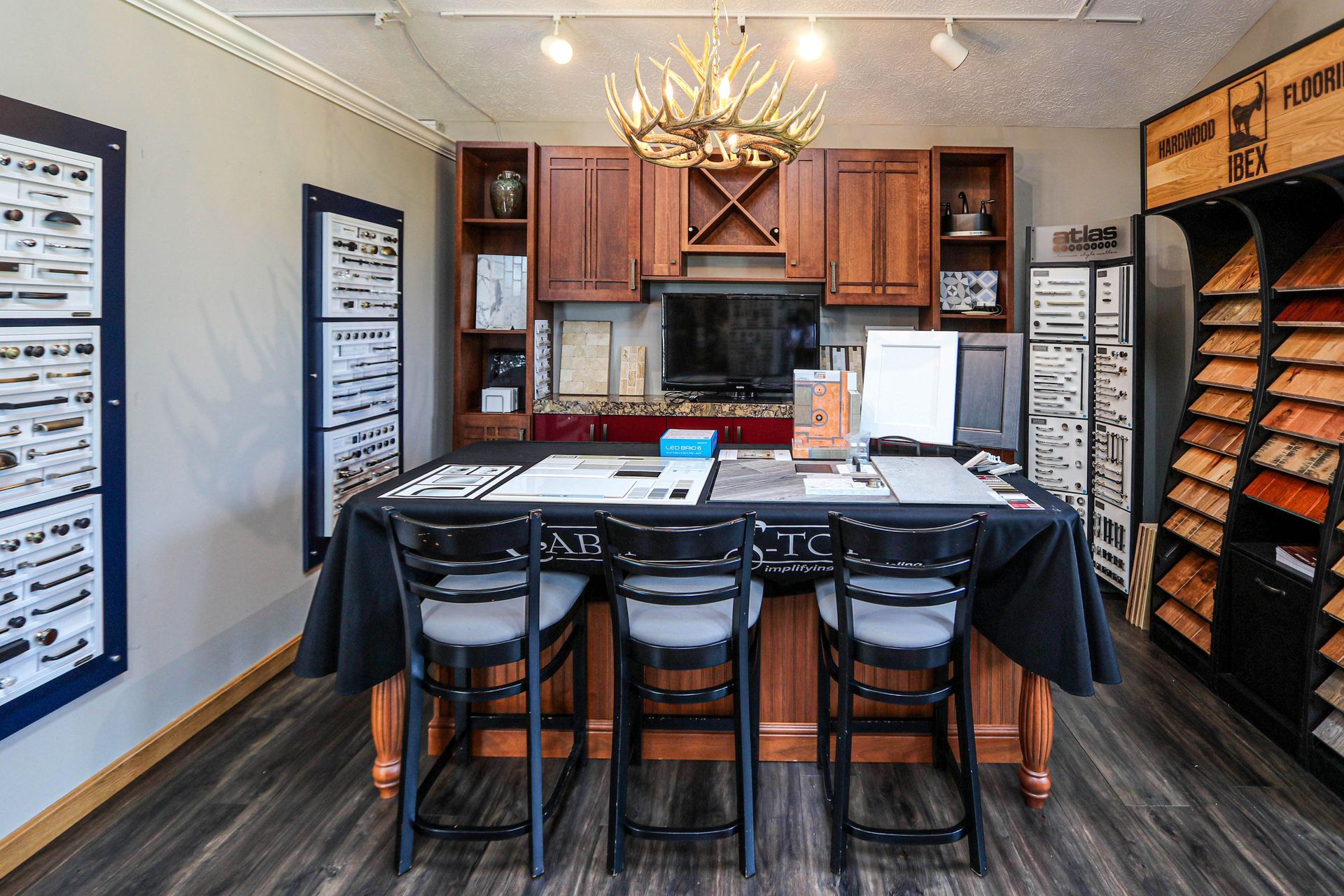 A room with a table and chairs in it