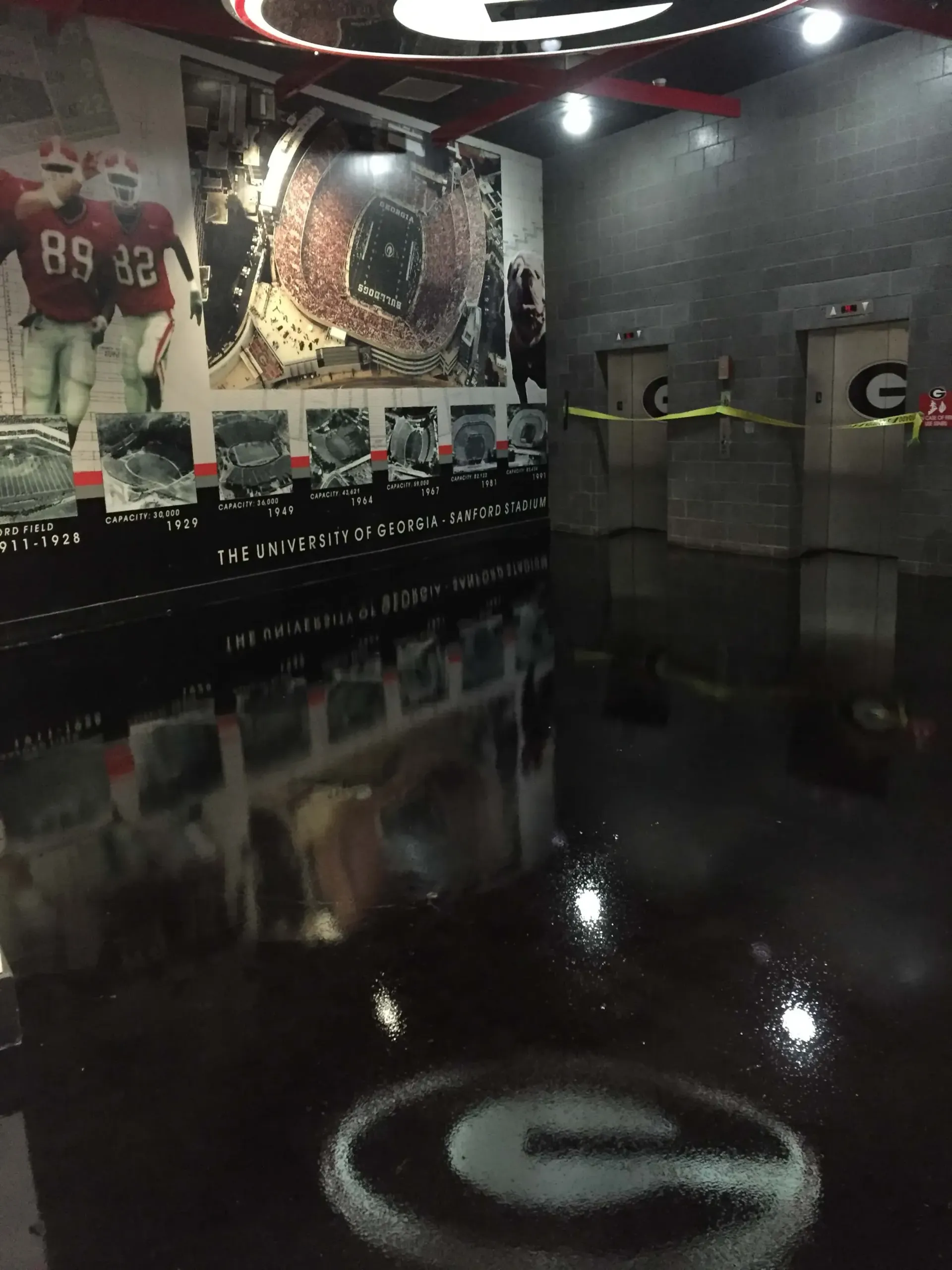 A room with a g on the floor and a g on the wall.