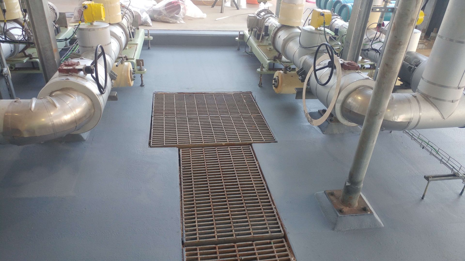 A room with pipes and an arrow pointing to the right.