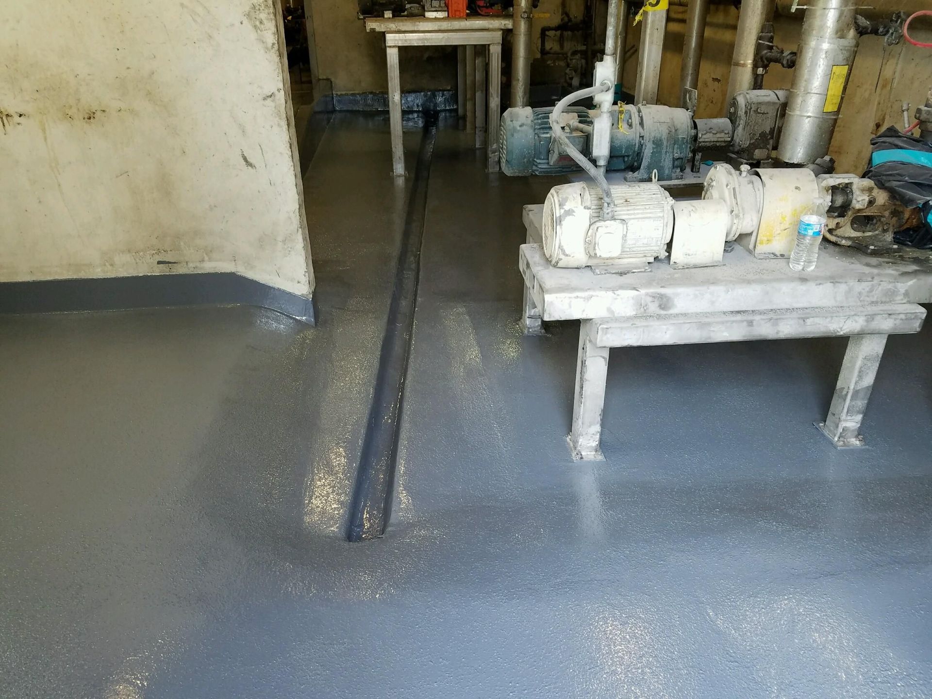 A machine is sitting on a table in a room.