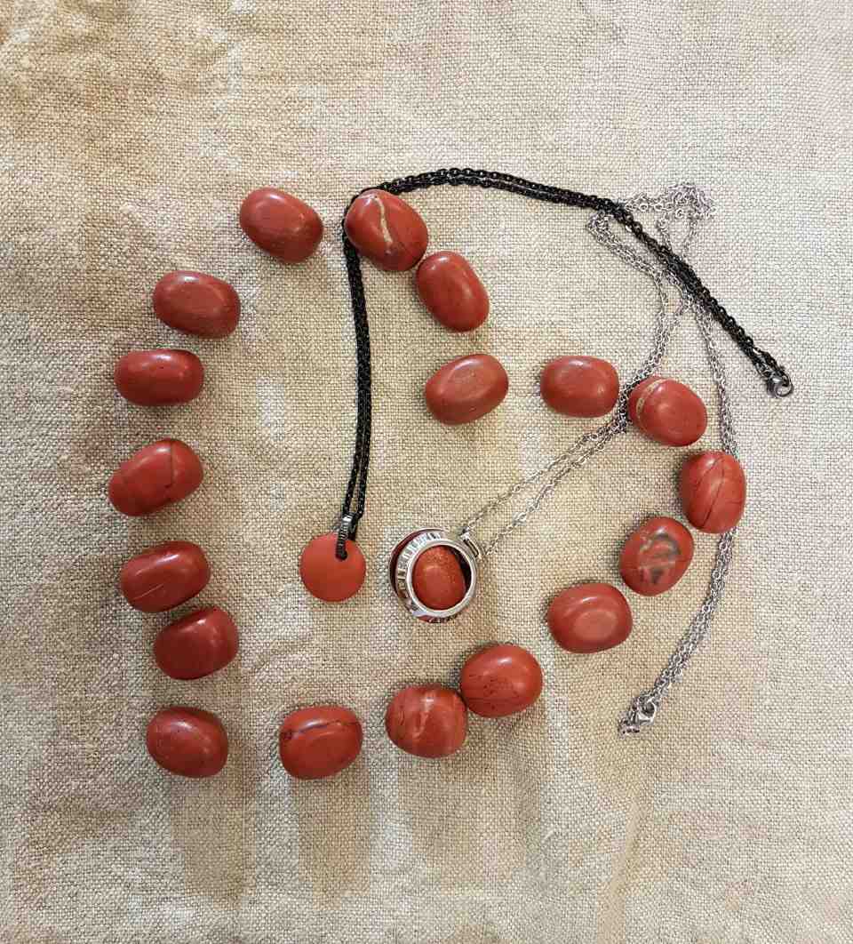 Gioielli con pietre rosse