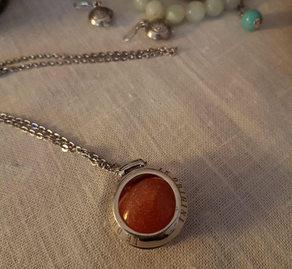 Collana con pietra rossa