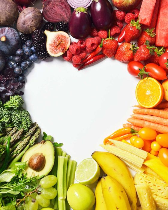 Frutta e verdura formano un cuore