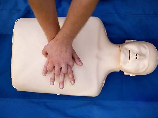A person is doing a heart massage on a mannequin