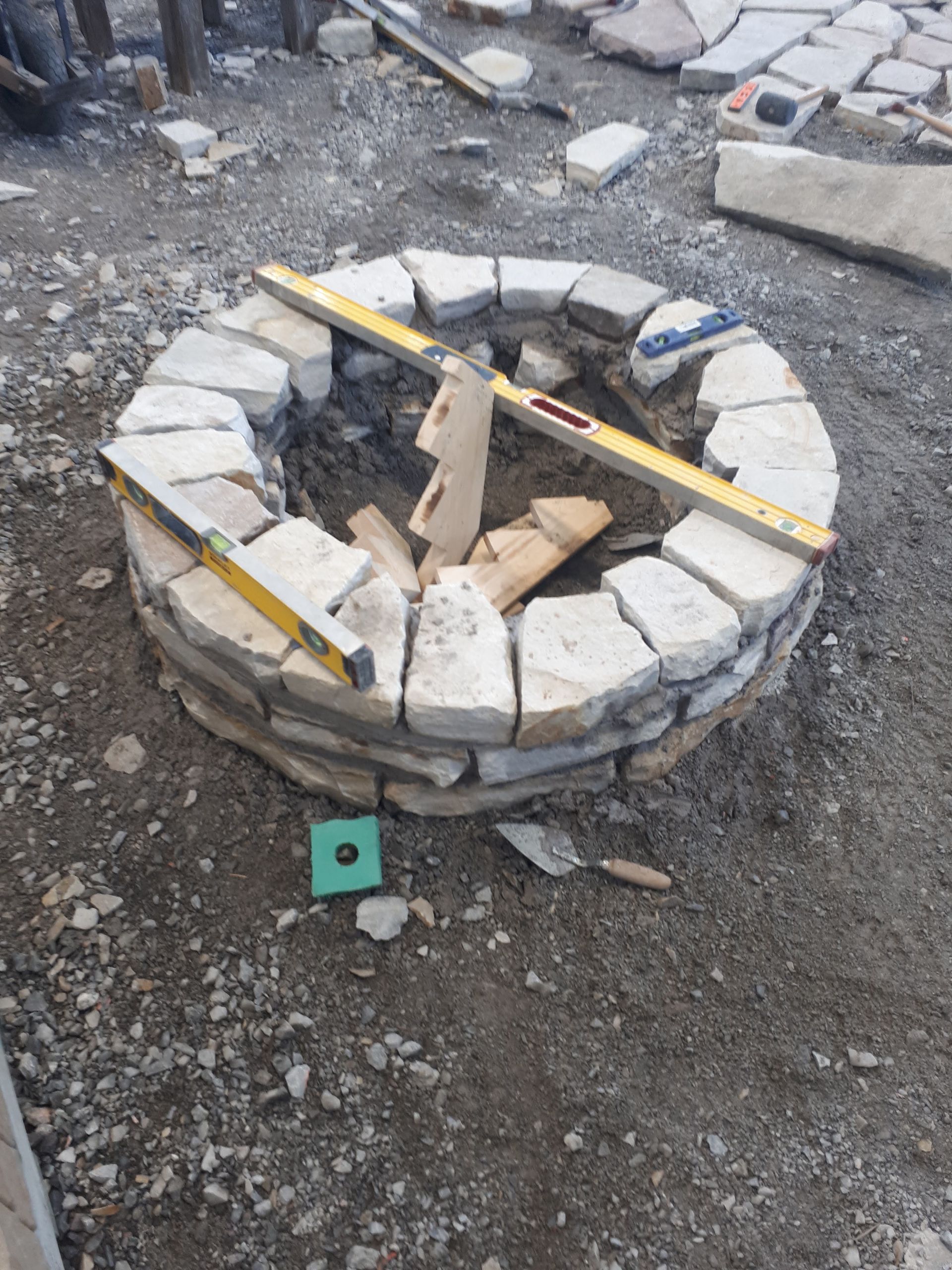 Un foyer est en cours de construction avec un niveau au-dessus