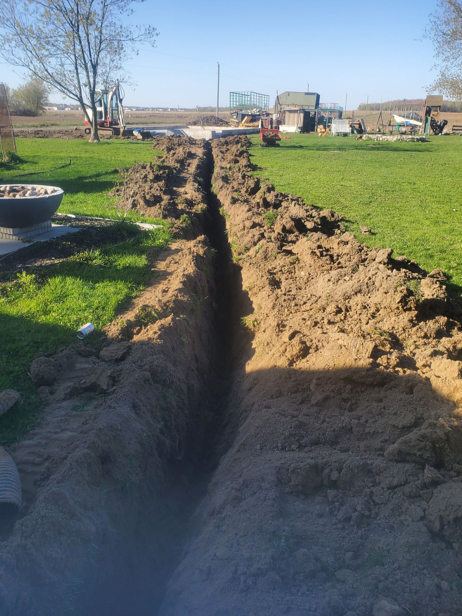 Une grande tranchée au milieu d'un champ herbeux