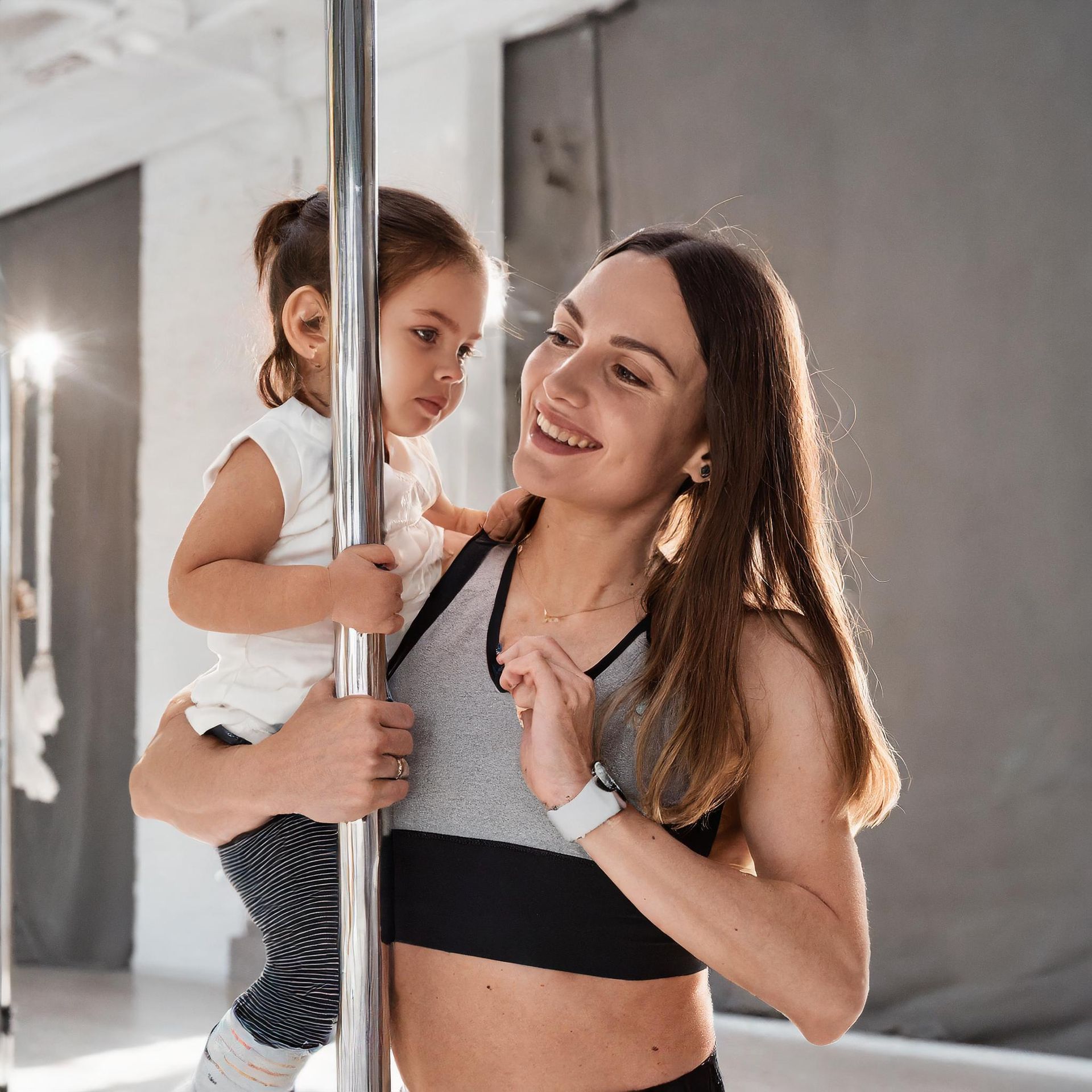 Pole Fitness, Sport, Mutter, Kind, Rückbildung, Fitness, Sport mit Kind, Kinderbetreuung, Kleinkinder, Babys, Babies, Pole Dance, Tanzen, Akrobatik