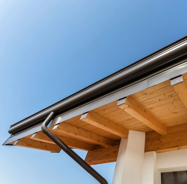 Slika prikazuje pobarvan napušč na hiši v okolici Ljubljane.