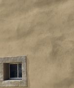 Slika prikazuje odstopanje fasadnega sloja zaradi slabe izvedbe na hiši v Ljubljani.