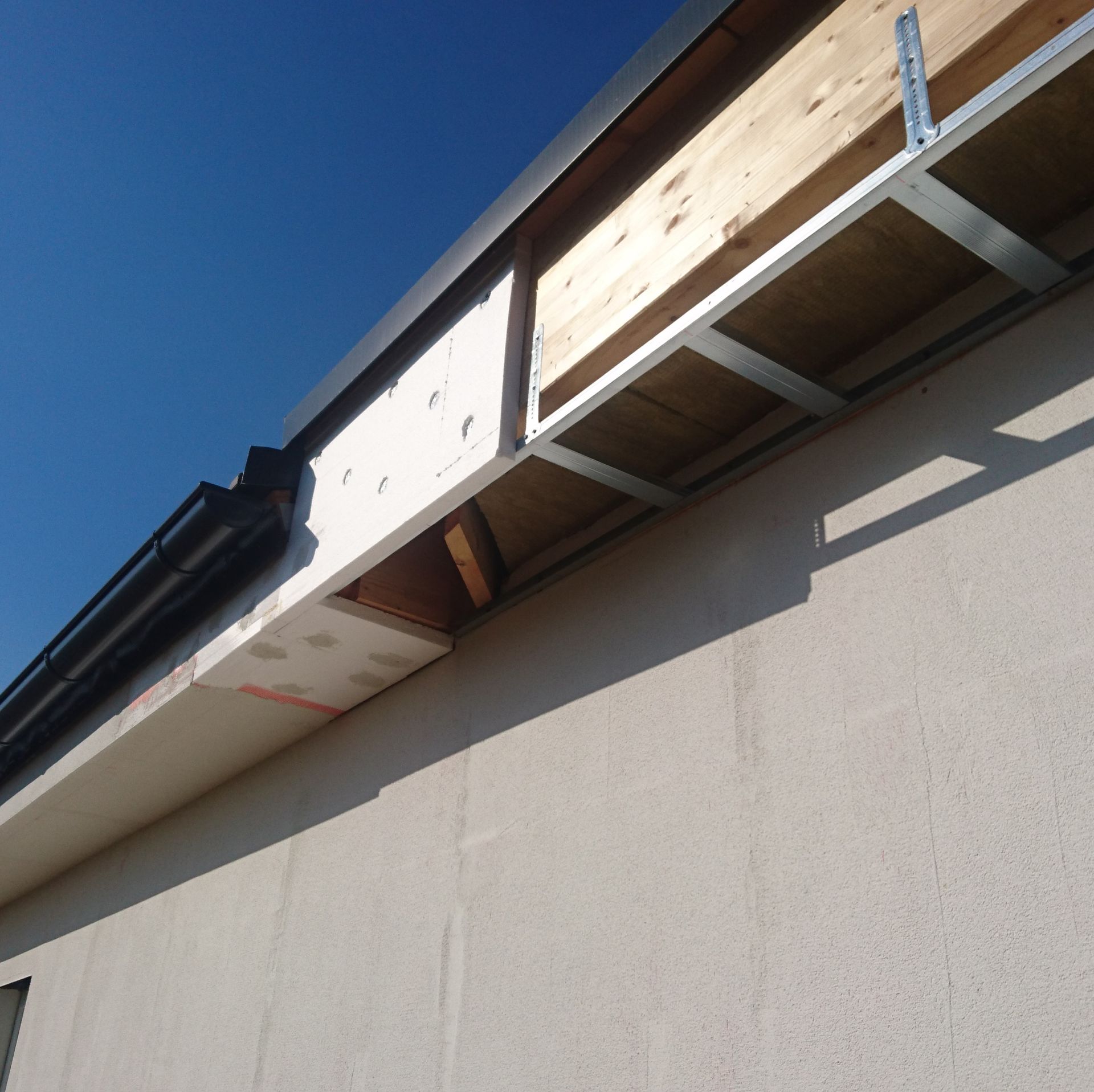 Slika prkazuje izdelavo napušča na hiši v Ljubljani.