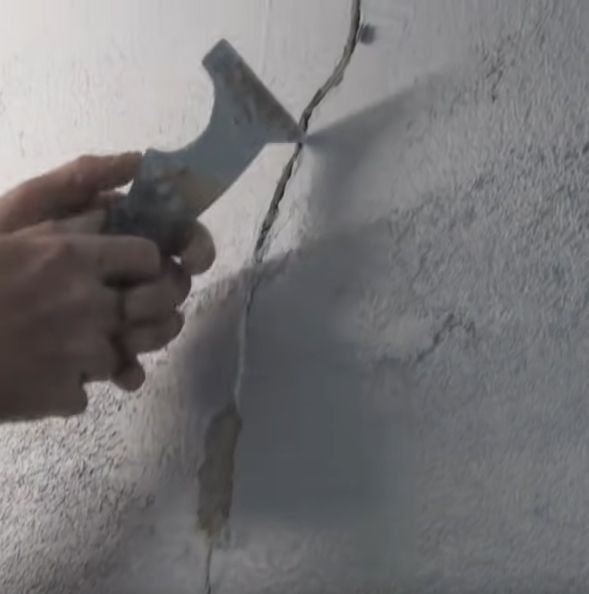 Slika prikazuje lasne razpoke na fasadi.