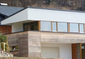 Slika prikazuje sveže pobarvano fasado na hiši v okolici Ljubljane - Lensem Brdu.