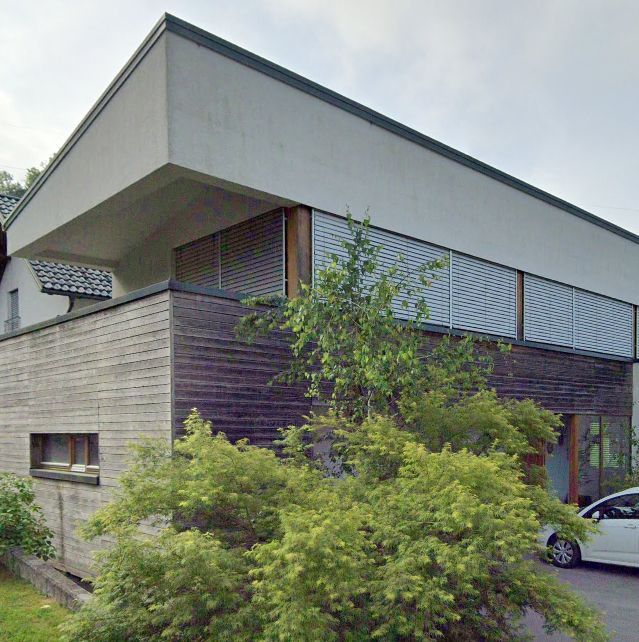 Slika prikazuje obledelo fasado na hiši v okolici Ljubljane - Lesnem Brdu.