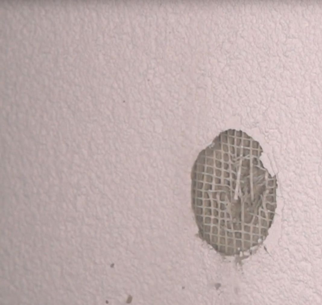 Slika prikazuje odkrušeno fasado na hiši v Ljubljani.