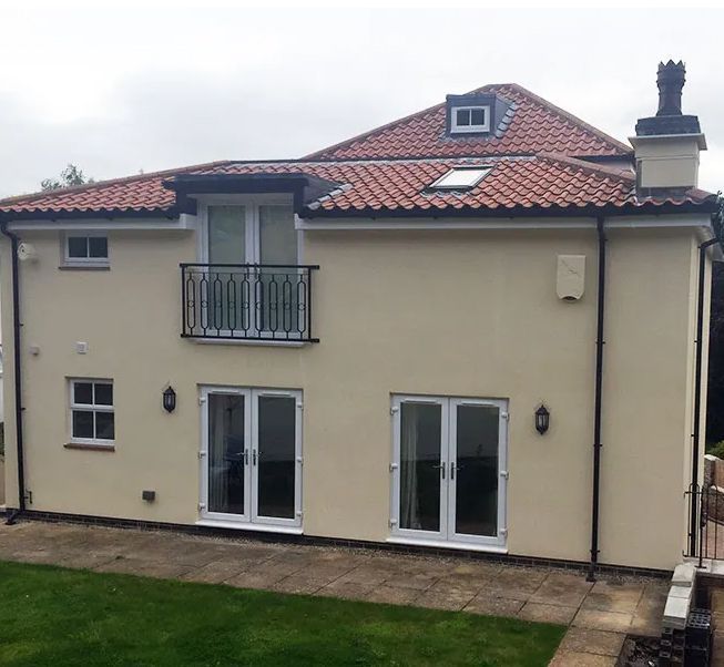 Sliak prikazuje obnovljeno fasado. Obnova zaradi plesni na fasadi.