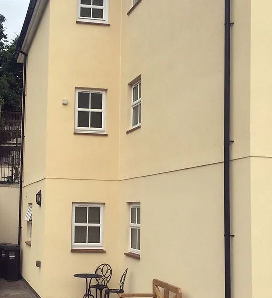 Slika prikazuje sanirano fasado zaradi vlage na fasadi na hiši v Ljubljani.