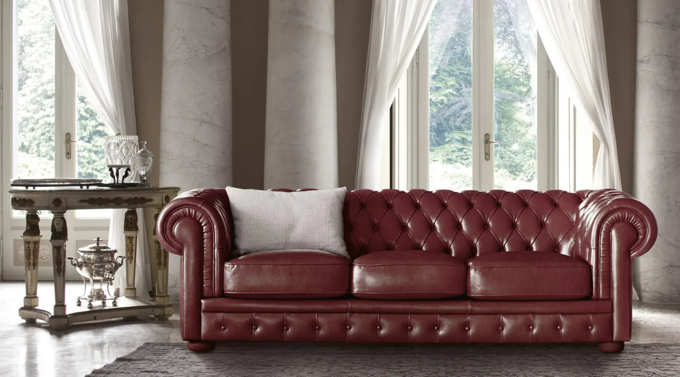 Un soggiorno con pianoforte e camino