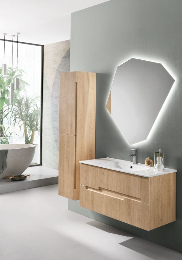 Un bagno con lavabo, wc, vasca e specchio.