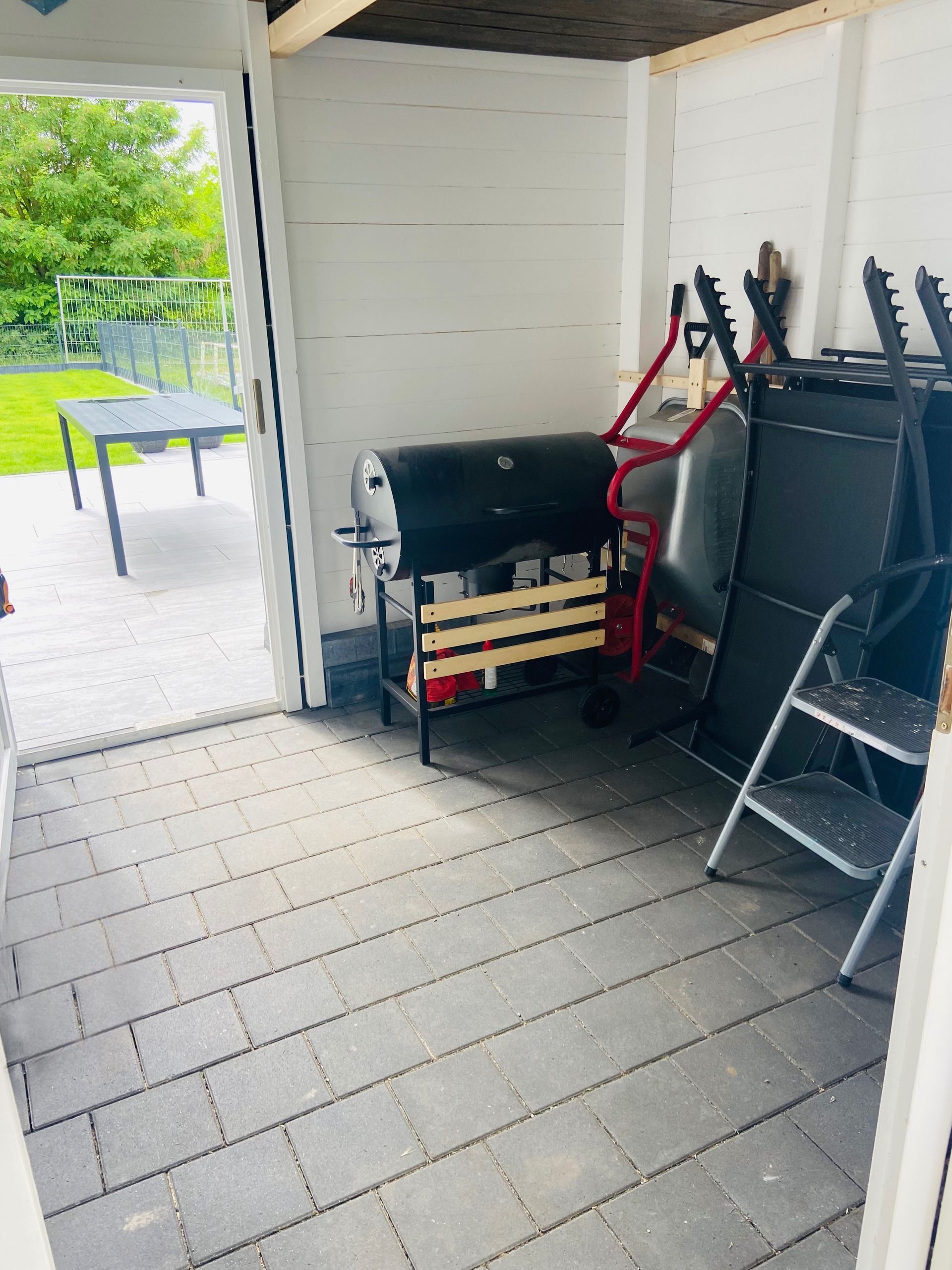 Abschliessbarer Schuppen mit 11 KW Wallbox