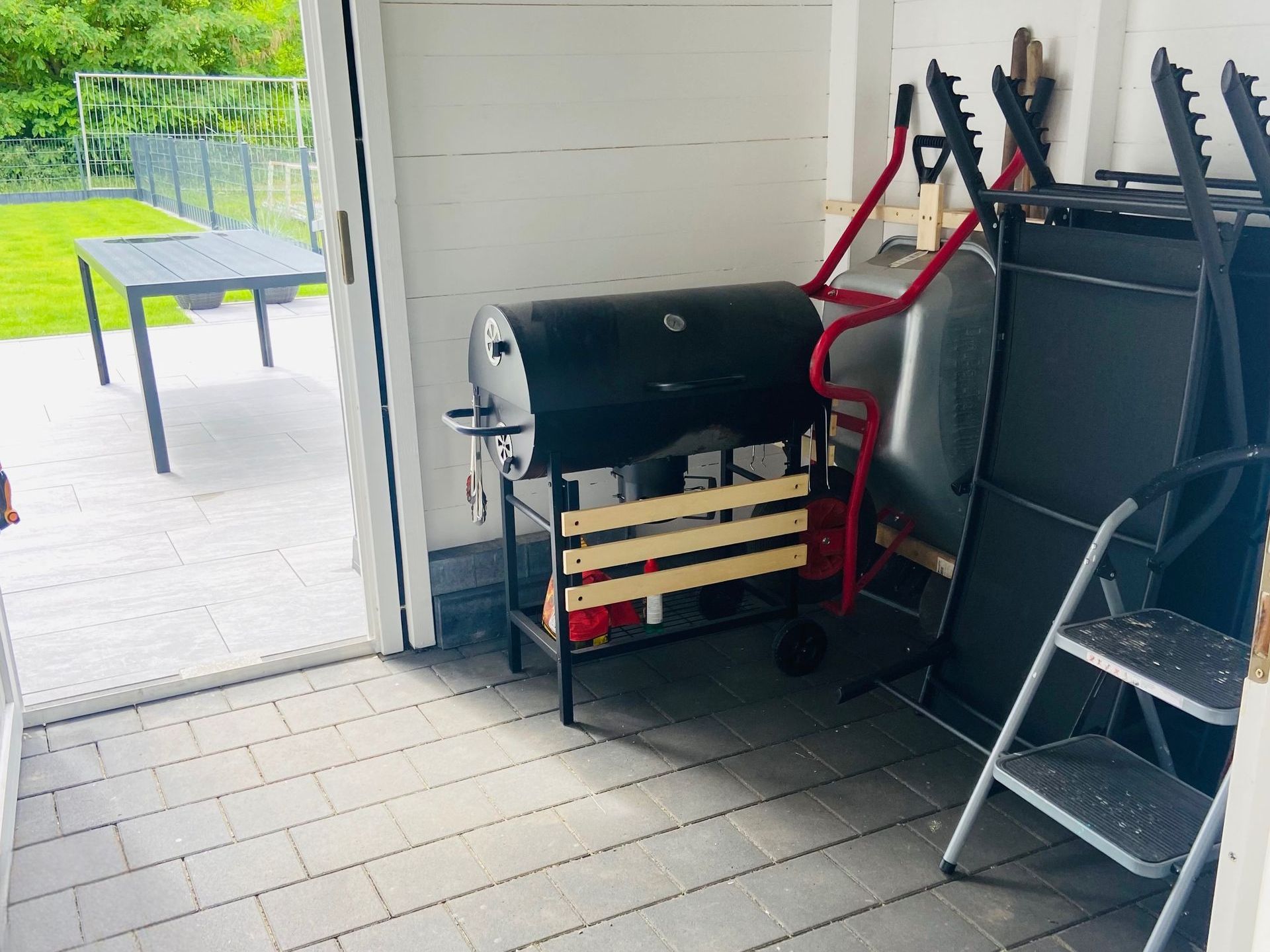 abschließbarer Schuppen mit Holzkohlegrill