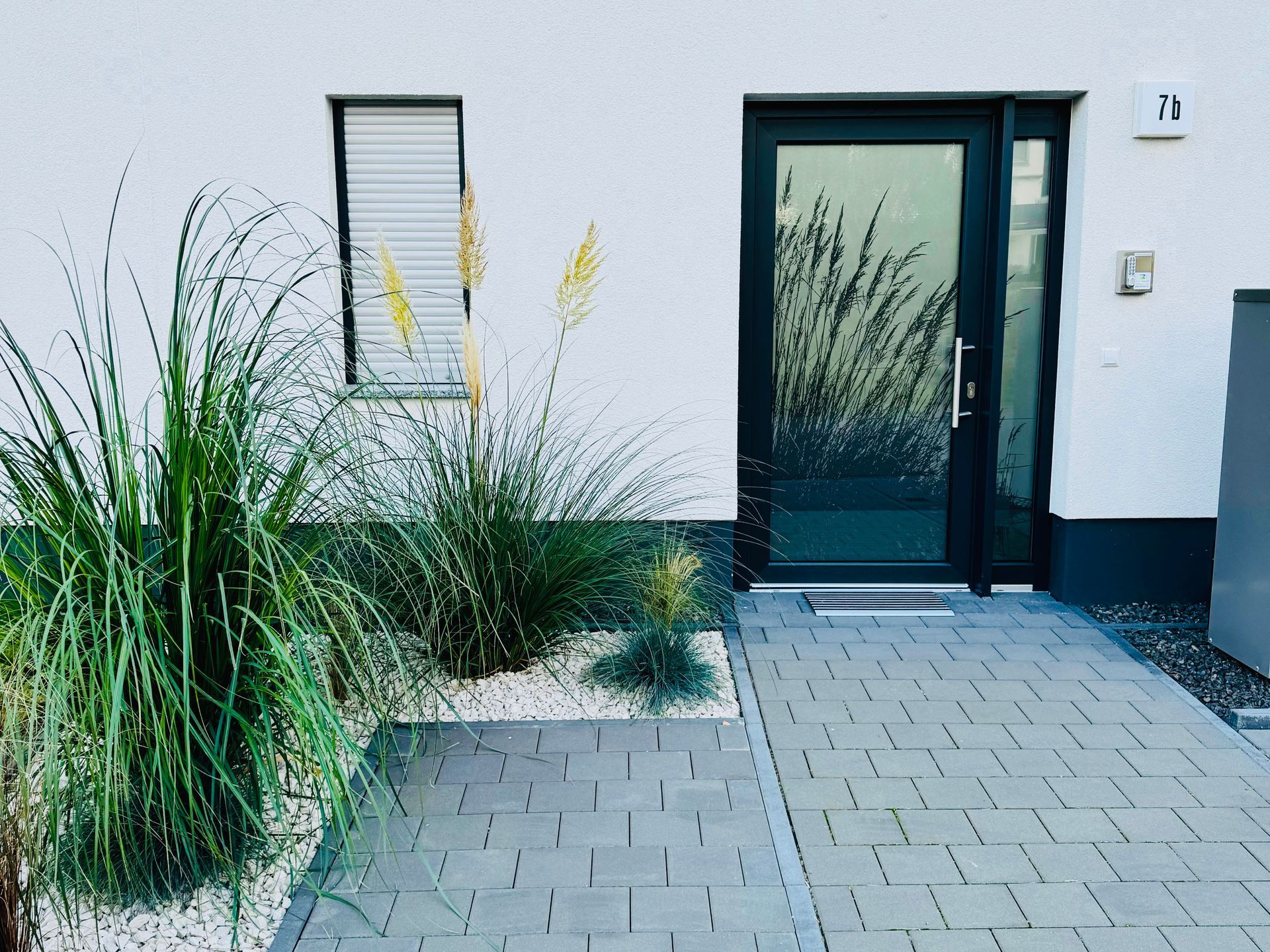Eingangsbereich mit Bepflanzung am Ferienhaus