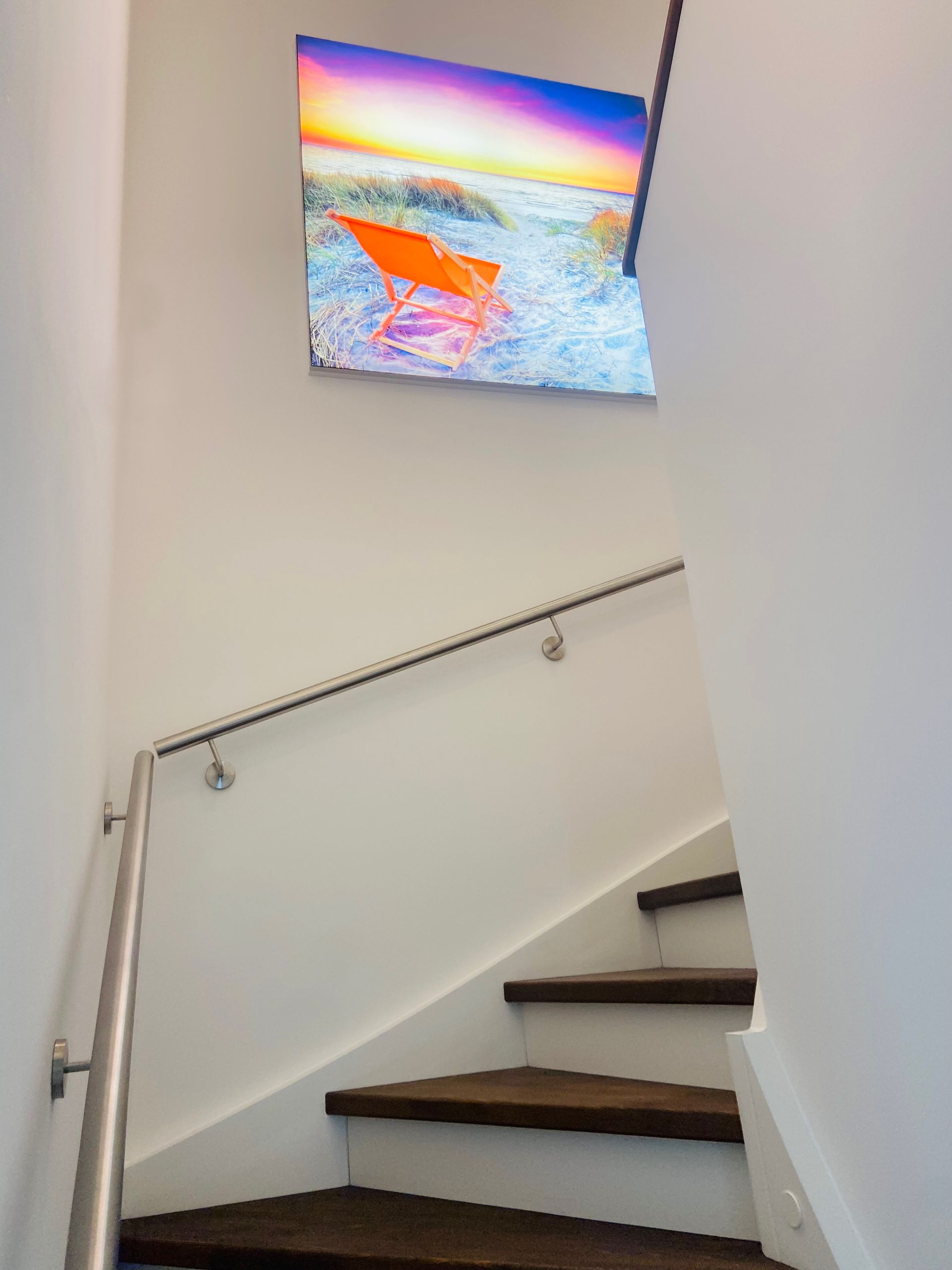 Treppenaufgang mit beleuchtetem Wandbild