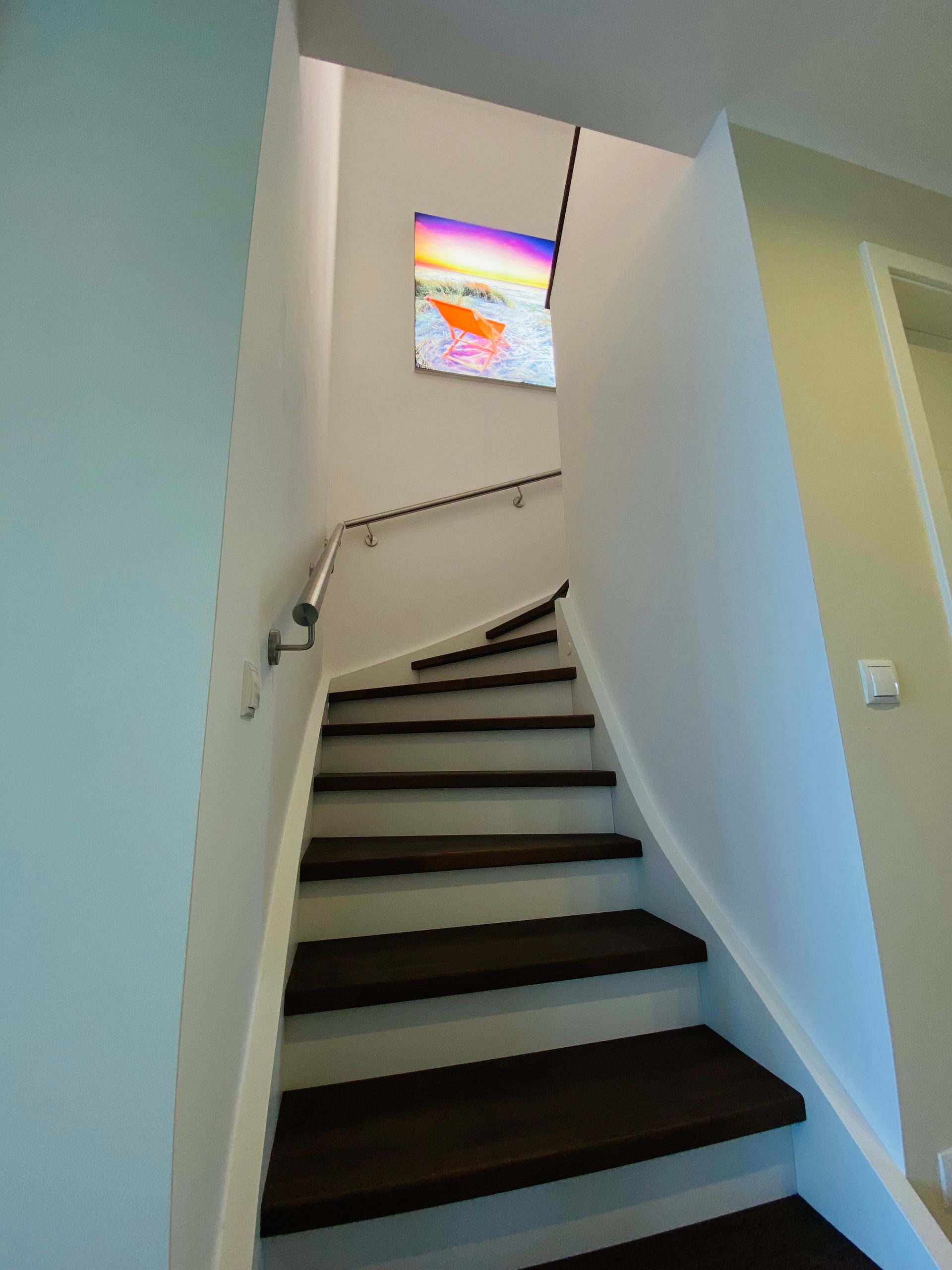 Treppenaufgang mit beleuchtetem Wandbild