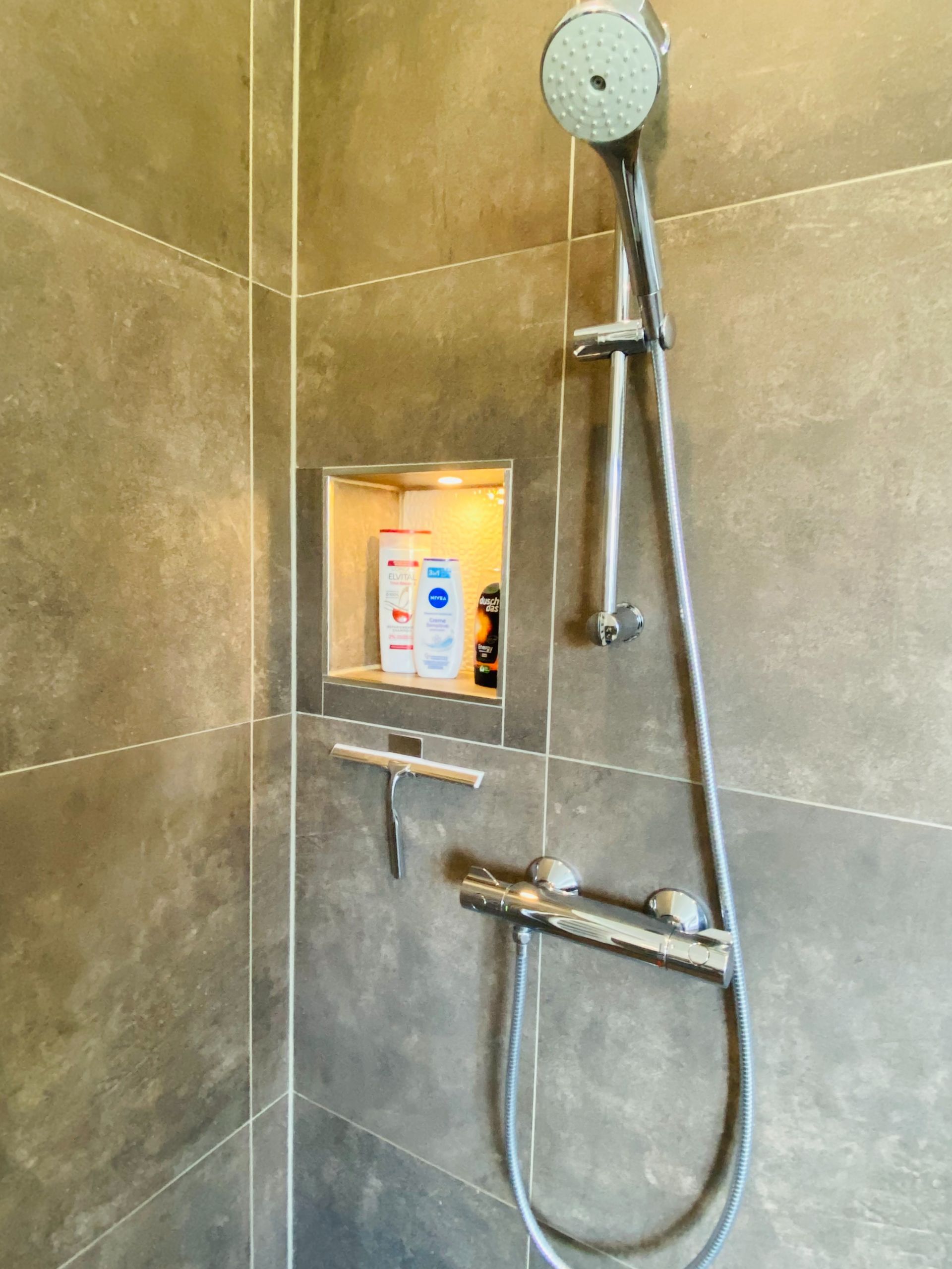 Beleuchtete Ablage in der Dusche