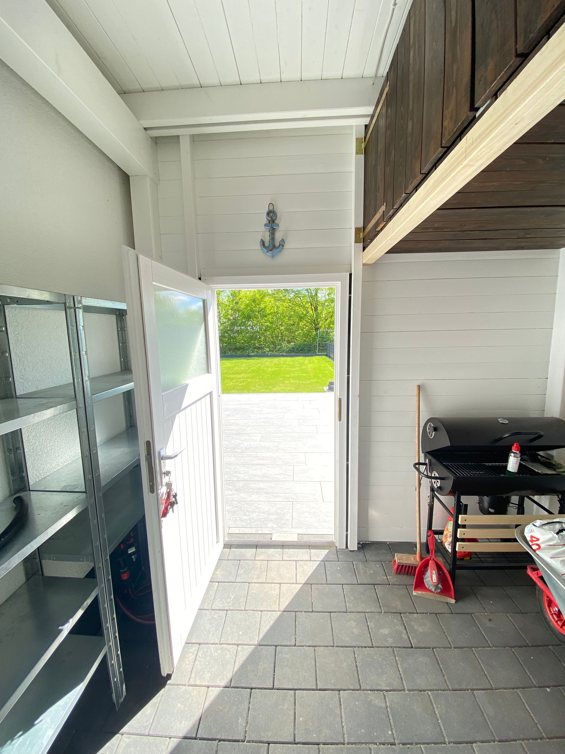 Abschließbarer Schuppen mit Stromanschluss und Wallbox für ihr Elektroauto Holzkohle-Grill 