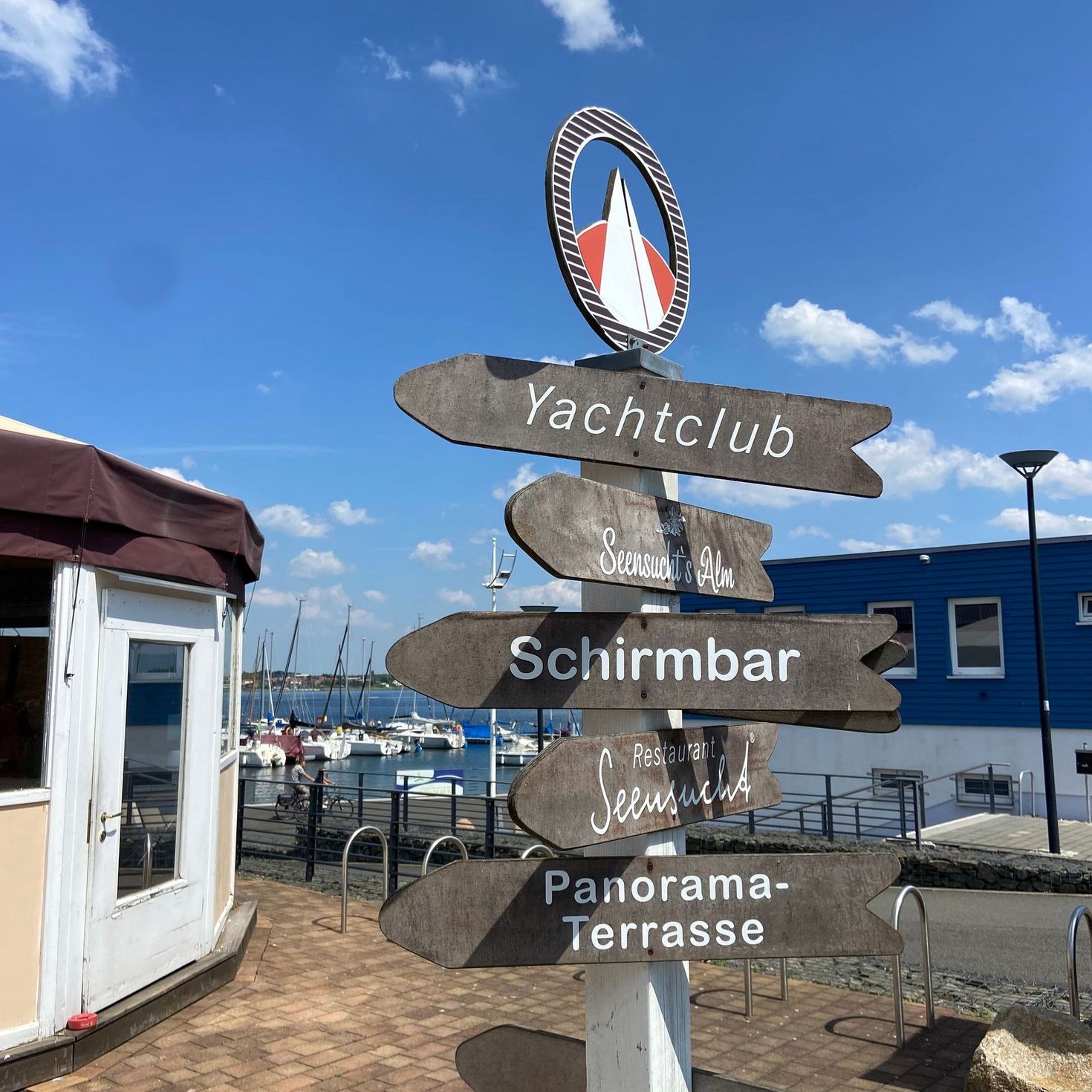 Wegweiser am Seensuchts-Resort