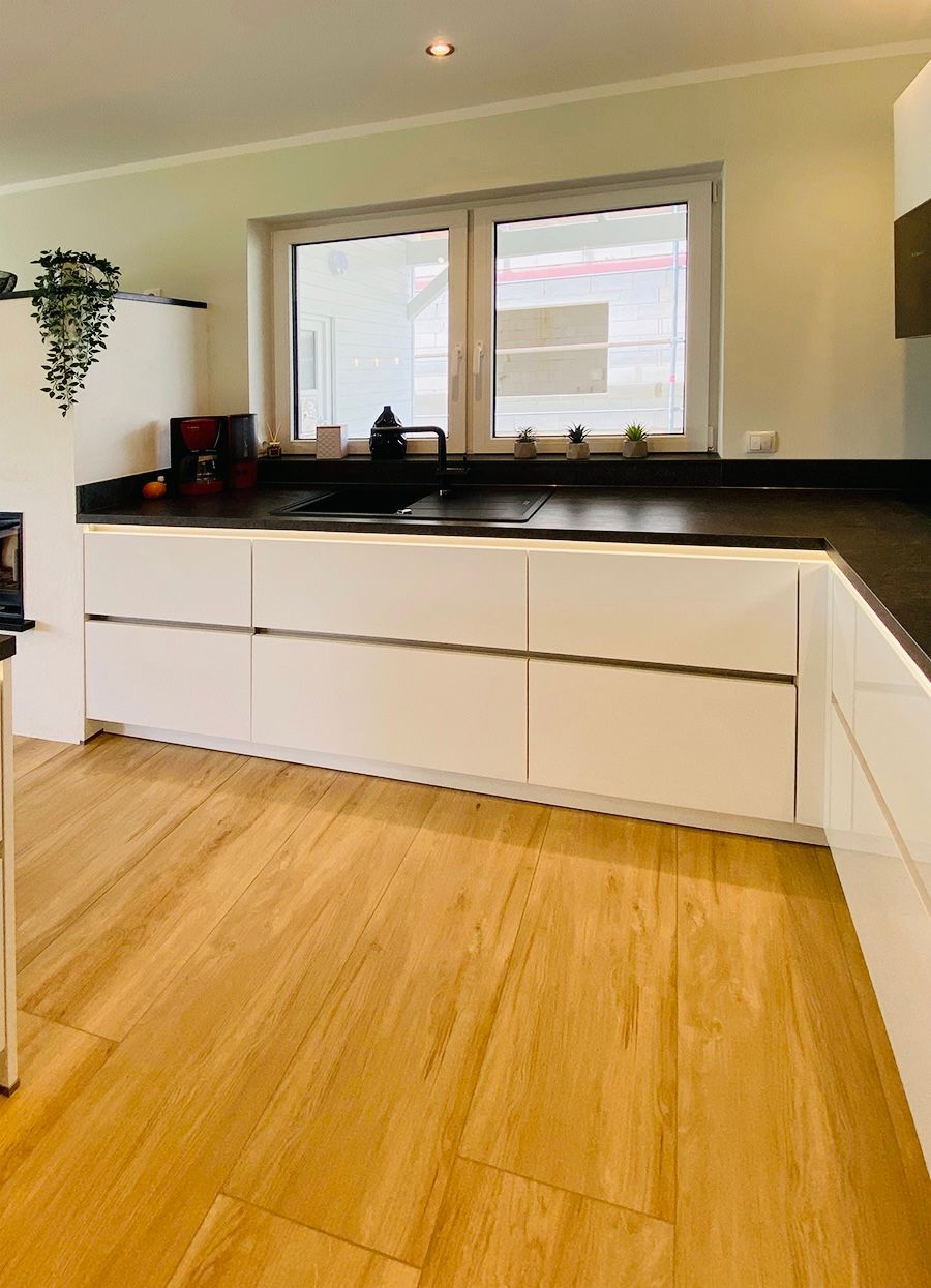 großer Küchenbereich mit Geschirrspüler