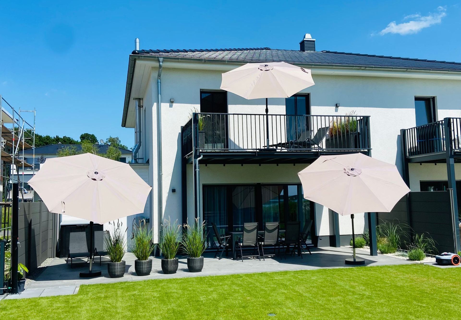 Das Ferienhaus mit Sonnenliegen, Schirmen und Solardusche