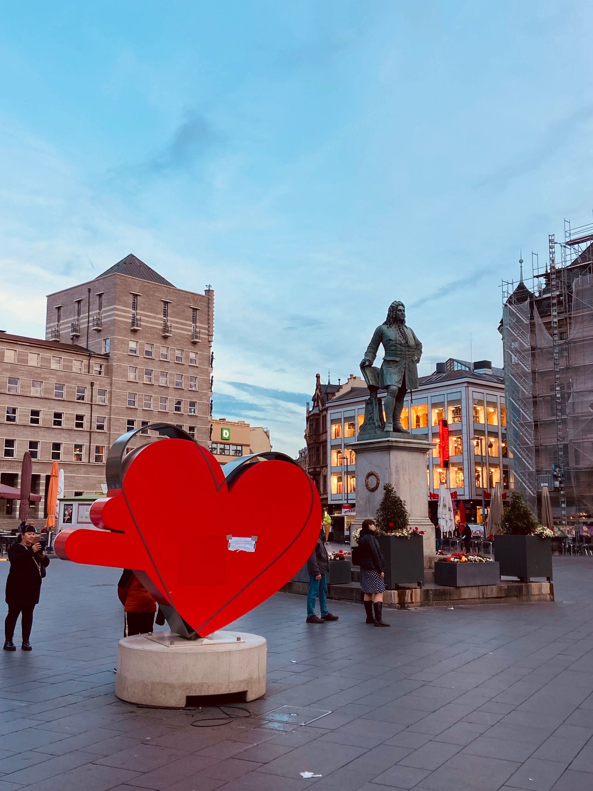 Marktplatz in Halle mit Händel-Denkmal