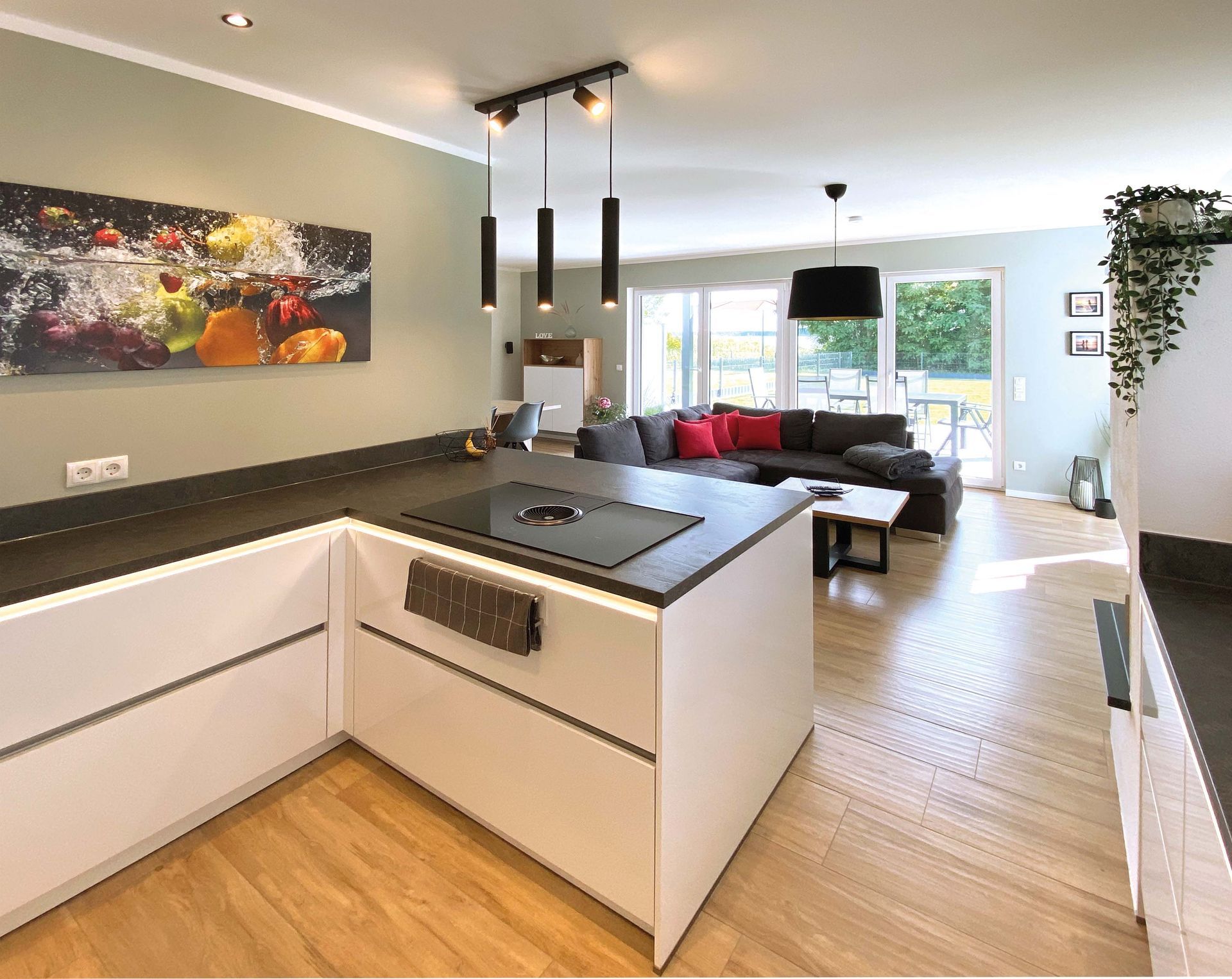 Kochen mit Blick in der Garten und zum See