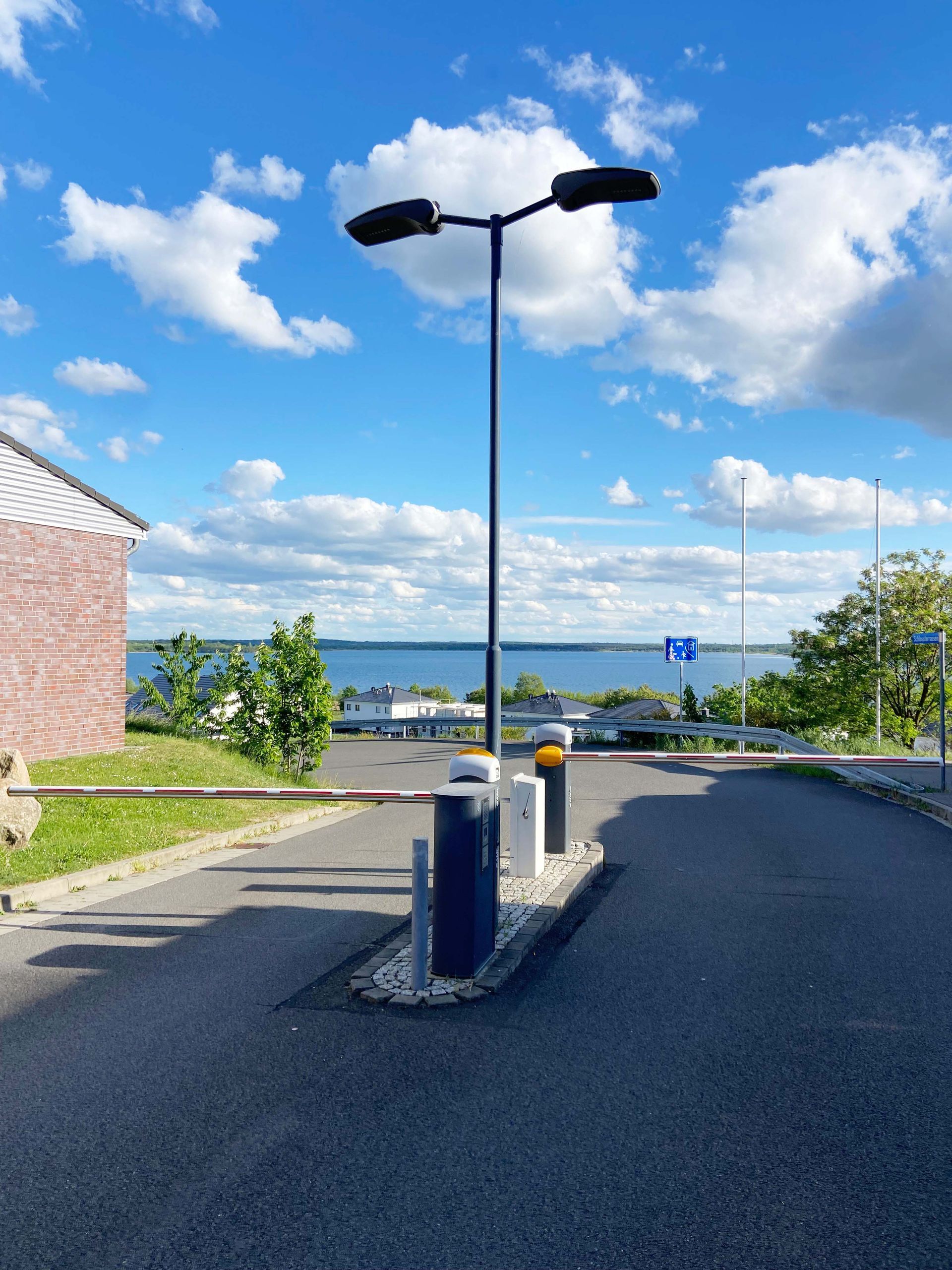 Schranke zum Ferienhausgebiet Schlossterrassen