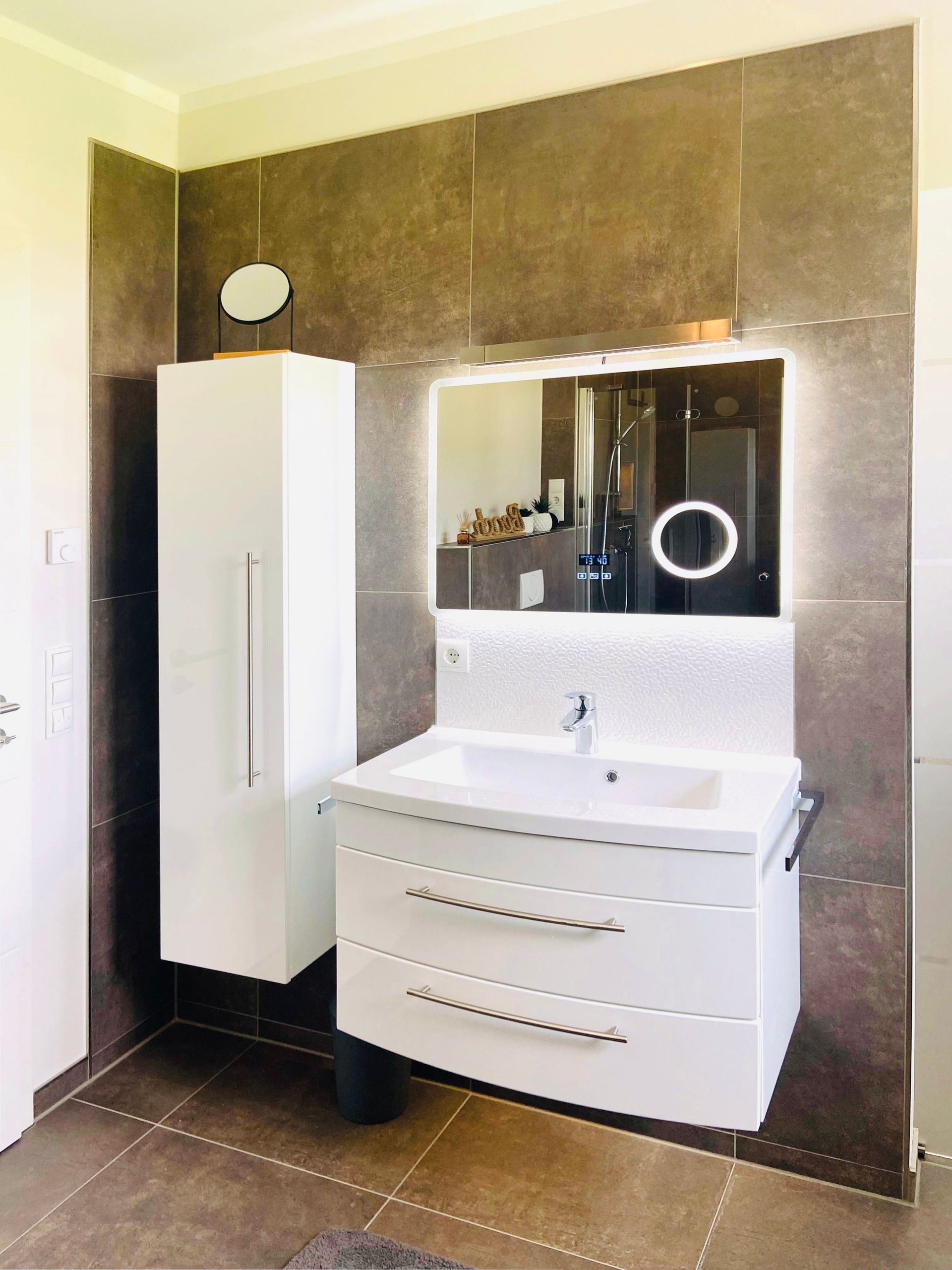 Smart-Spiegel (Bluetooth) mit indirekter Beleuchtung und extra Spiegelleuchte