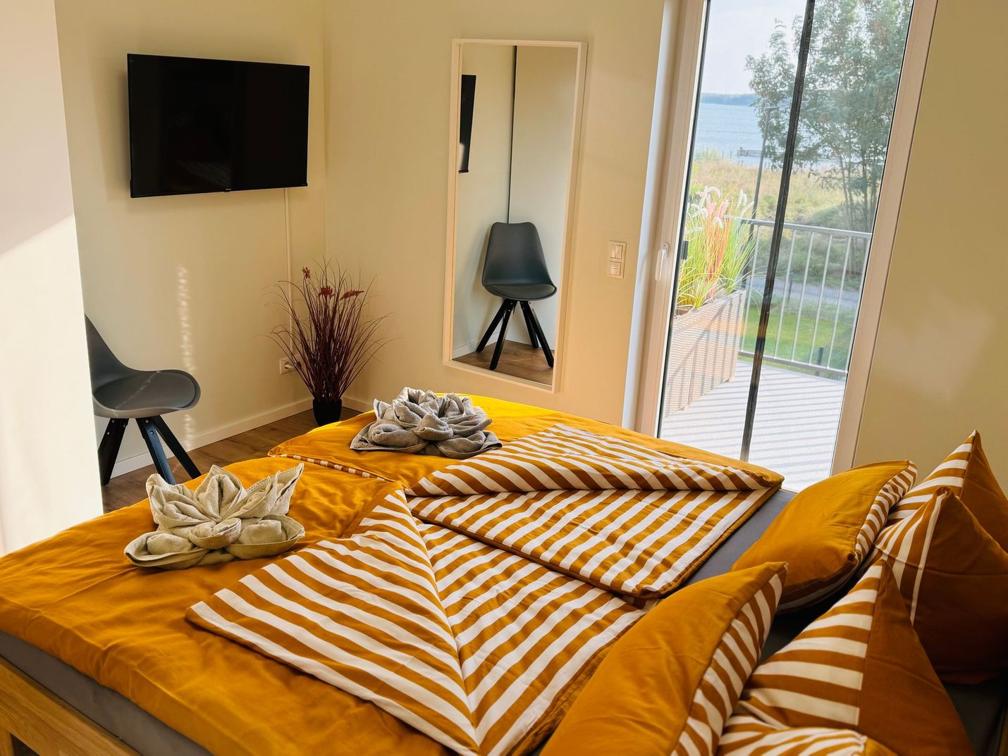 Schlafzimmer mit Blick zum Goitzschesee