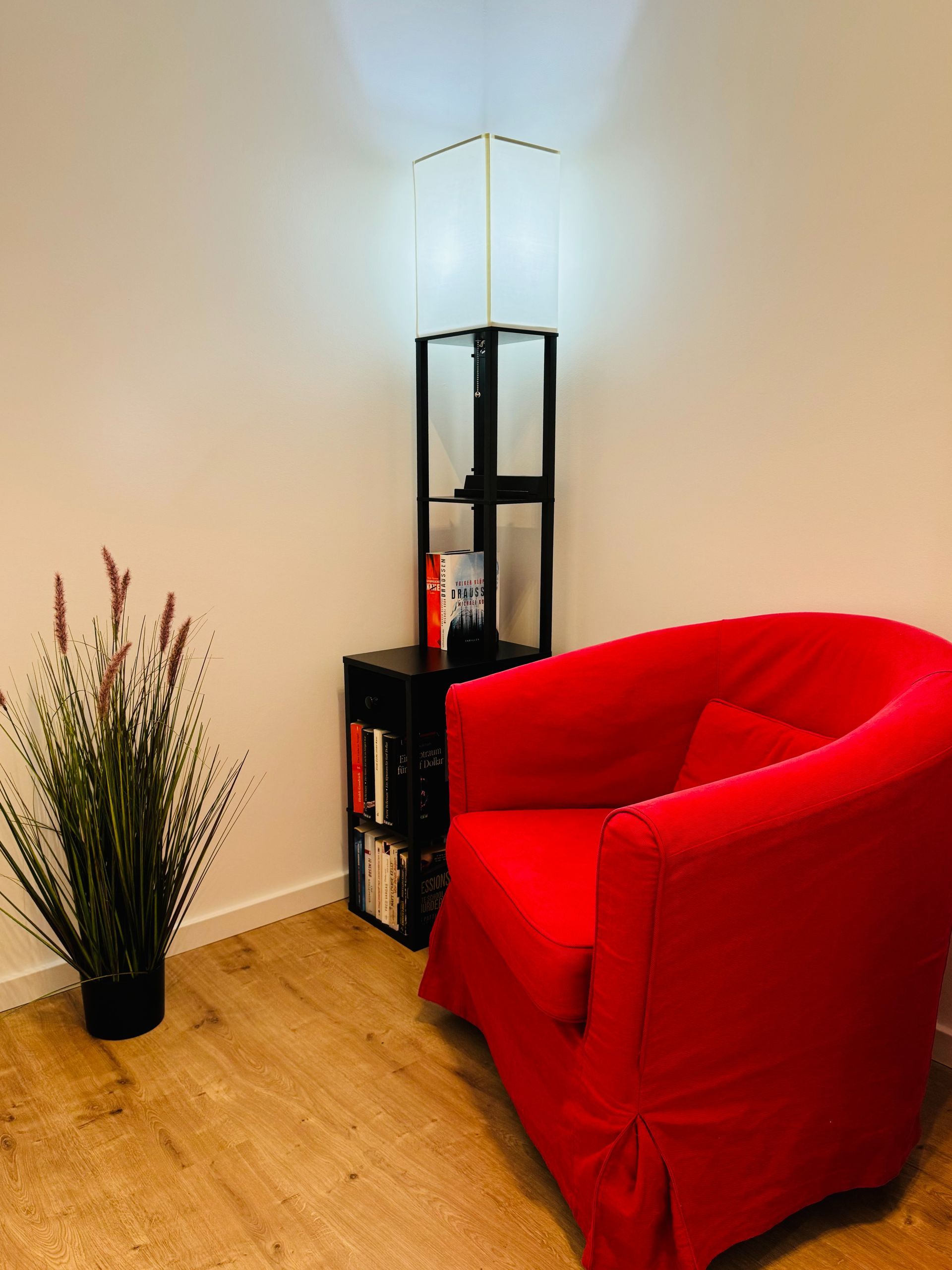 Lese-Ecke mit Büchern, Lampe und USB Ladebuchsen