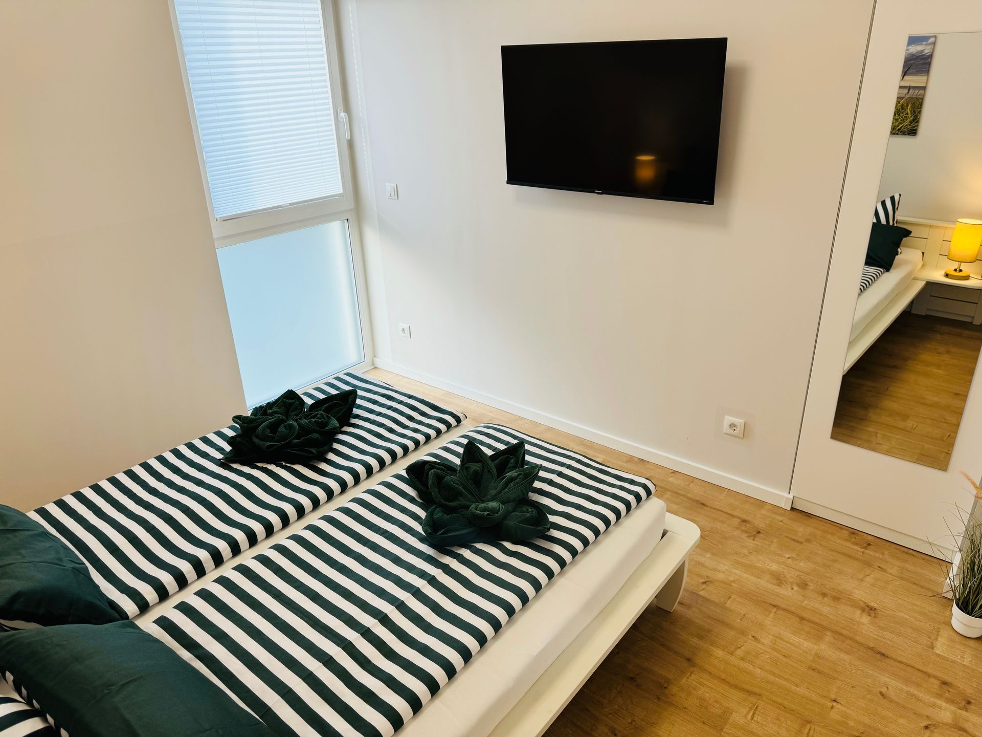 Stylisch bezogene Betten in den Schlafräumen