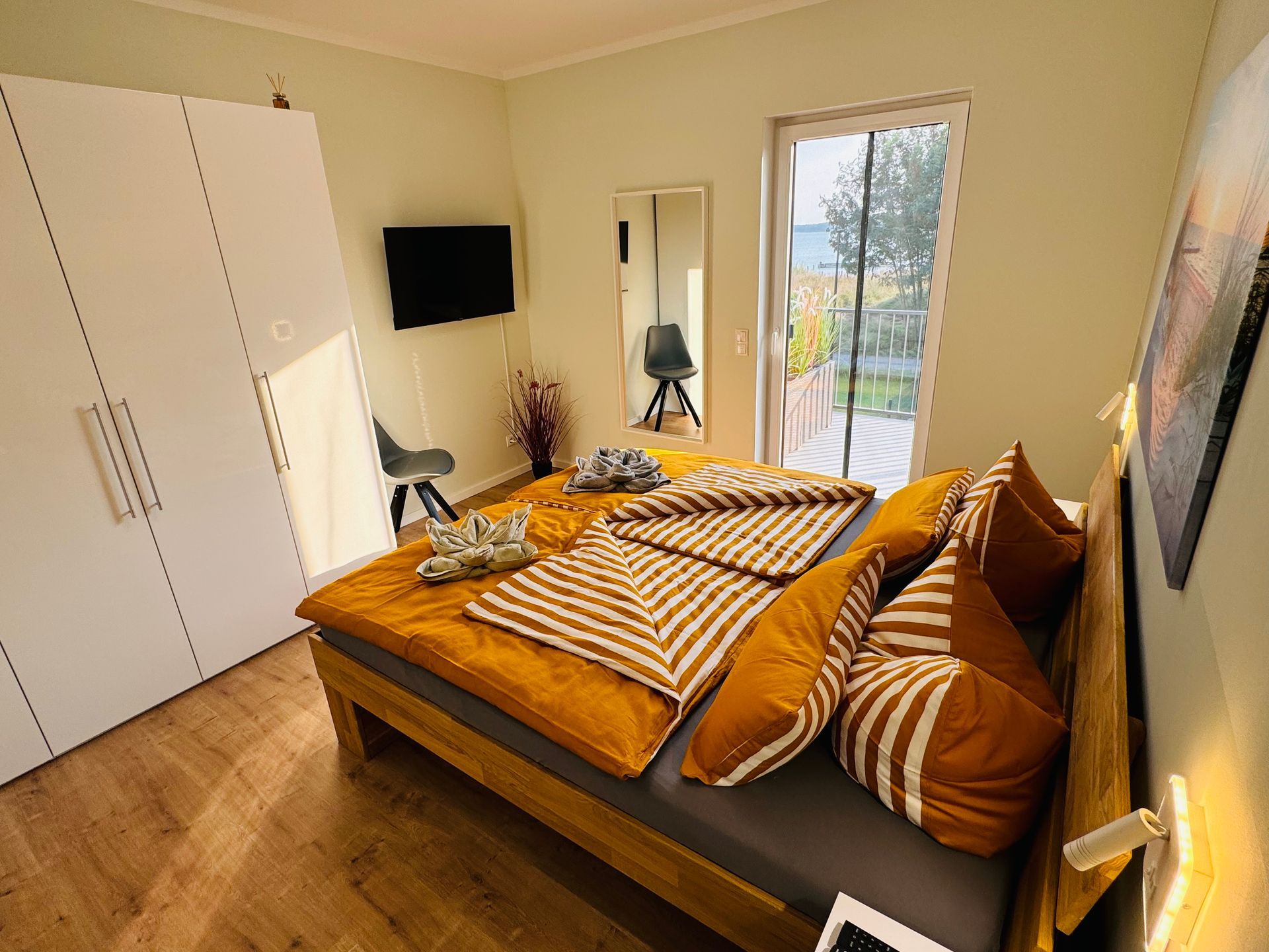Schlafrimmer mit Ventilator, Smart-TV, Seeblick