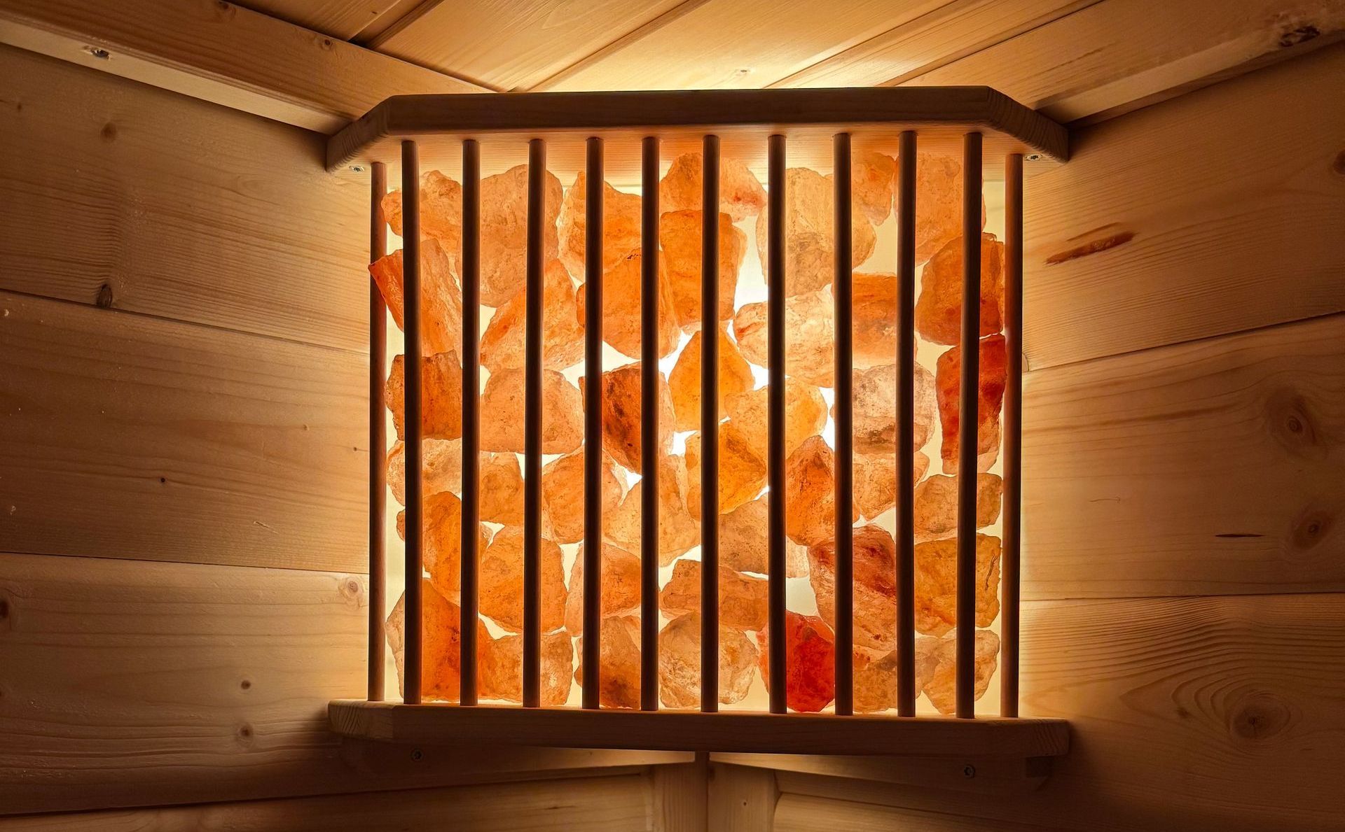 Salzkristall-Leuchte in der Sauna